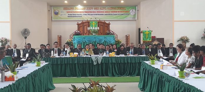 Foto: Pdt. Noviyola Silahoy, S.Th., MM saat memimpin jalannya Sidang Jemaat Ke-XXIV Jemaat GKI Alfa Omega Furia Indah Kota Raja. Foto: Pdt. Noviyola Silahoy, S.Th., MM saat memimpin jalannya Sidang Jemaat Ke-XXIV Jemaat GKI Alfa Omega Furia Indah Kota Raja.